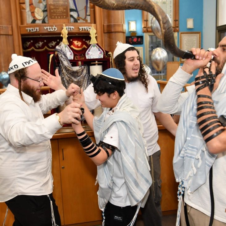 רוקדים עם חתן בר מצווה